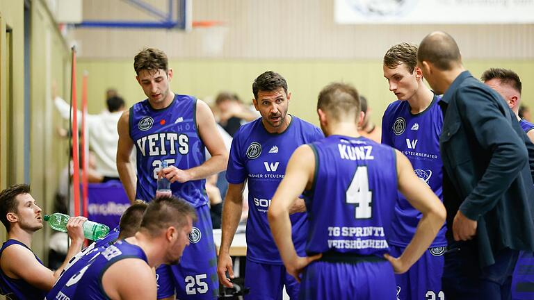 Trainer Christian Gabold (Mitte) und die Regionalliga-Basketballer der TG Sprintis Veitshöchheim (Archivfoto) werfen ihrem Viertelfinal-Play-off-Gegner Vilsbiburg nicht nur unsportliches Verhalten vor, sondern wundern sich auch über Vorgänge abseits des Spielfeldes.