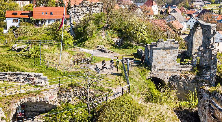 Von der Burgruine Altenstein haben Besucherinnen und Besucher nicht nur einen fantastischen Ausblick – auch vor Ort gibt es einiges zu entdecken (Archivfoto). Von der Burgruine Altenstein haben Besucherinnen und Besucher nicht nur einen fantastischen Ausblick – auch vor Ort gibt es einiges zu entdecken (Archivfoto).