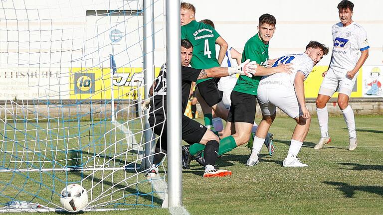 Schwebenrieds Torhüter Christoph Saballus (links) kann dem von Sandro Kramosch (nicht im Bild) ins Tor gelenkten Freistoß durch Luca Fischer nur nachschauen. Das Landesliga-Auftaktspiel zwischen dem ASV Rimpar und der DJK Schwebenried/Schwemmelsbach endete 2:2 unentschieden.