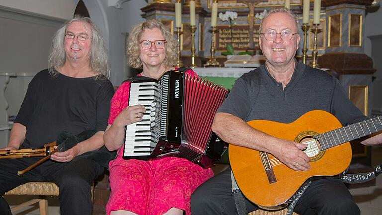 Das Foto zeigt (von links) Roy Barra, Tanja Voß und Pfarrer Martin Voß.