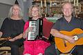 Das Foto zeigt (von links) Roy Barra, Tanja Voß und Pfarrer Martin Voß.