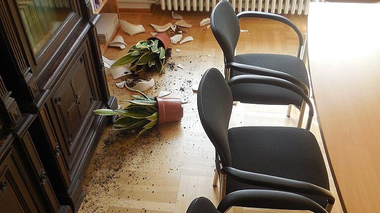 Blumentopf am Boden: Bei diesem Anblick wurde Pfarrer Thomas Menzel am Sonntag stutzig. Ein Einbrecher war im Haus. Blumentopf am Boden: Bei diesem Anblick wurde Pfarrer Thomas Menzel am Sonntag stutzig. Ein Einbrecher war im Haus.