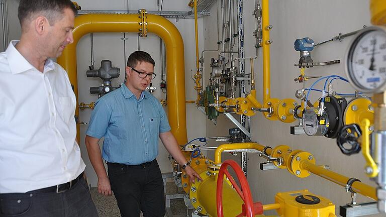 Wo der Wasserstoff ins Gasnetz eingespeist wird, zeigen hier Stadtwerk-Geschäftsführer Norbert Zösch (links) und sein Mitarbeiter Markus Eichhorn. Für diese Technologie wurde das Stadtwerk Haßfurt am Donnerstagabend in Nürnberg mit dem Bayerischen Energiepreis ausgezeichnet.