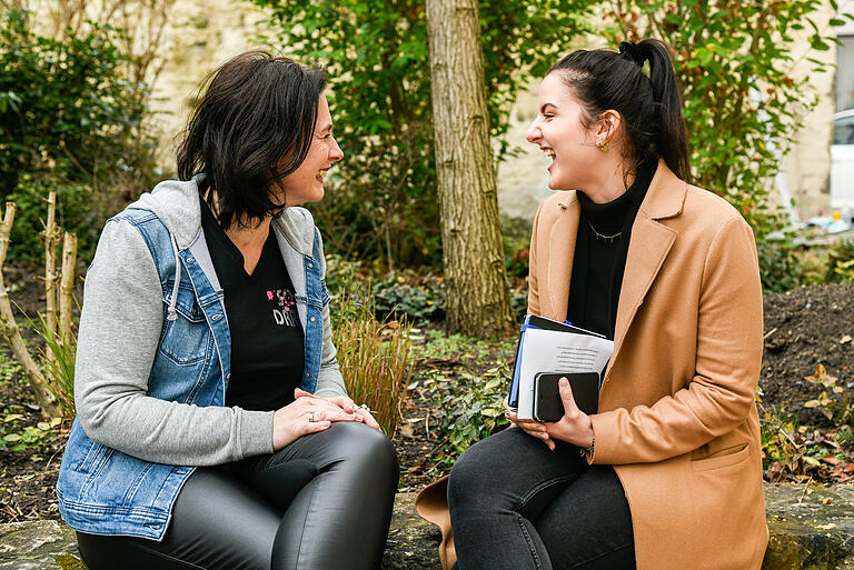 Auch ohne Kostüm kann man mit Ines Procter Spaß haben, wie das Lachen der Redakteurin zeigt.