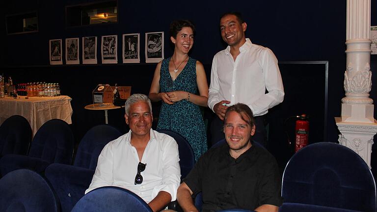 Im Roxy-Kino fand die Premiere des Film 'Sven und Sabrina' statt (von links): Leonard Todd (Pfarrer), Amelie Klug (Sabrina), Regisseuer Edu-Art Wallamann und Marvien Steglich (Sven).