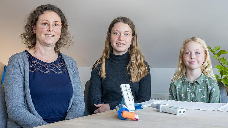 Alexandra Ballmann (links) mit ihren beiden Töchtern Emma (14) und Lea (9).