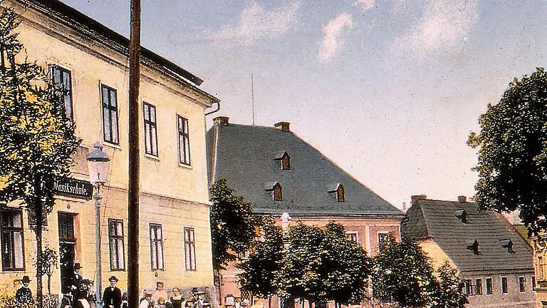 Lohrs Patenstadt Preßnitz war bekannt für ihre Musiker. Das Bild zeigt eine undatierte Aufnahme der Musikschule der Stadt. 1889 gastierte eine Mädchen-Kapelle aus Preßnitz in Lohr und Gemünden.