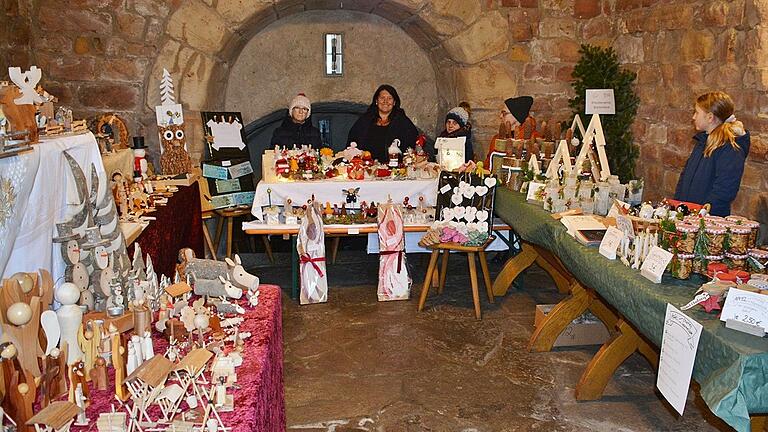 Kreuzbergschulen mit vielen Angeboten und heimisches Handwerk sah man beim Adventsmarkt in Bischofsheim Kreuzbergschulen mit vielen Angeboten und heimisches Handwerk sah man beim Adventsmarkt in Bischofsheim