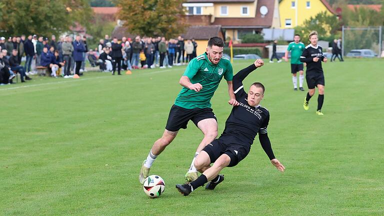 Hinten konsequent, vorne effektiv: Yannick Rößner (rechts, gegen den Hofheimer Nils Müller) legte in Goßmannsdorf zusammen mit seinem Bruder Bastian den Grundstein für den Zeiler Erfolg.