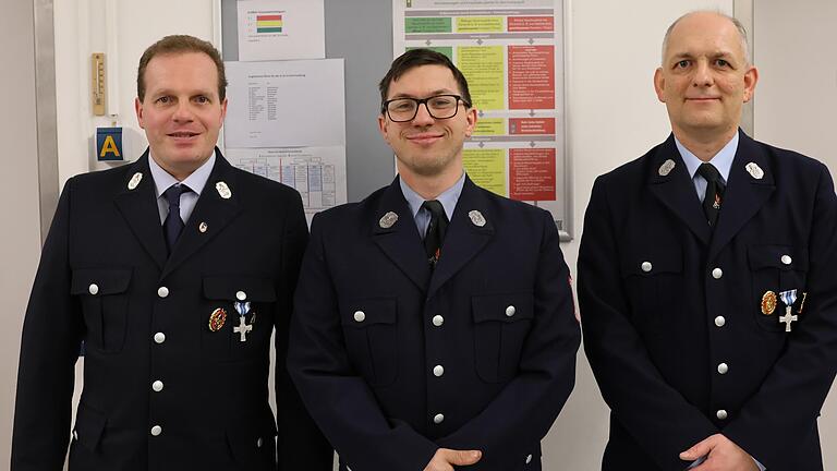 Kommandant Manuel Gessner (links) und 2. Kommandant Christian Nöth (rechts) mit dem neu ernannten Gruppenführer Siegfried Schmitt. - Kommandant Manuel Gessner (links) und 2. Kommandant Christian Nöth (rechts) mit dem neu ernannten Gruppenführer Siegfried Schmitt. Kommandant Manuel Gessner (links) und 2. Kommandant Christian Nöth (rechts) mit dem neu ernannten Gruppenführer Siegfried Schmitt. - Kommandant Manuel Gessner (links) und 2. Kommandant Christian Nöth (rechts) mit dem neu ernannten Gruppenführer Siegfried Schmitt.