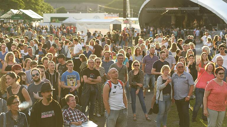 Beim Umsonst &amp; Draussen-Festivals 2019 standen die Besucher noch dicht an dicht, um den Auftritten zu lauschen. Die Veranstaltung am kommenden Wochenende findet in abgeänderter Form statt.