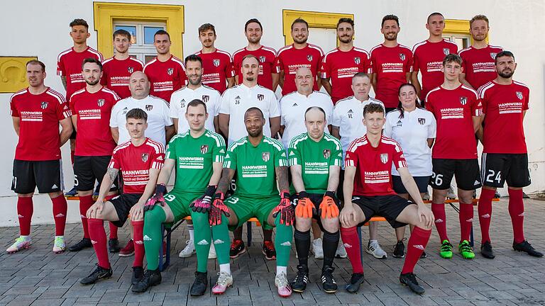 Mit dieser Mannschaft tritt der Bezirksliga-Aufsteiger SC Schwarzach an, um in der Bezirksliga West die Klasse zu halten. Trainer Tim Reiner (Mitte, Vierter von links) fordert von seiner Mannschaft große Leidenschaft, um das Saisonziel, den Klassenerhalt, zu erreichen.