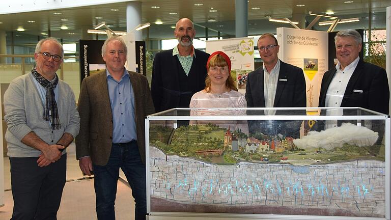 Die Ausstellung 'Trinkwasser in Unterfranken' eröffneten (von links): Markus Seibel, Christian Guschker, Karl-Heinz Deublein, Andrea Schmitt, Wolfgang Sauer und Klaus Grenzer.