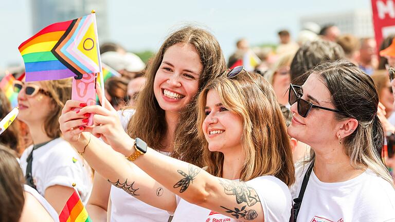ColognePride – Parade zum Christopher Street Day (CSD) - Eine CSD-Teilnehmern macht von sich und ihren Freundinnen ein Selfie. ColognePride – Parade zum Christopher Street Day (CSD) - Eine CSD-Teilnehmern macht von sich und ihren Freundinnen ein Selfie.