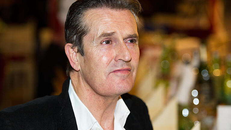 Britischer Filmstar Rupert Everett beginnt Dreh in Franken       -  ARCHIV - Der britische Schauspieler Rupert Everett posiert am 10.11.2015 bei der traditionellen Weihnachtsausstellung auf Gut Aiderbichl in Henndorf bei Salzburg (Österreich). Foto: Christina Sabrowsky/dpa (zu dpa 'Britischer Filmstar Rupert Everett beginnt Dreh in Franken' vom 22.09.2016) +++(c) dpa - Bildfunk+++