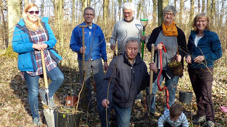 Auf dem Bild (von links) Anke Schneider, Erich Metzger, Josef Pohly, Petra Volk, Edith Mader und knieend Martin Volk unterstützt vom Nachwuchs.