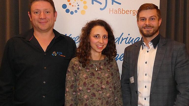 Lisa Erlwein wurde in einer Nachwahl einstimmig zur neuen Beisitzerin in die KJR-Vorstandschaft gewählt. Mit ihr freuen sich Vorsitzender Daniel Fischer (links) und Stellvertretender Vorsitzender Thomas Wagenhäuser. Lisa Erlwein wurde in einer Nachwahl einstimmig zur neuen Beisitzerin in die KJR-Vorstandschaft gewählt. Mit ihr freuen sich Vorsitzender Daniel Fischer (links) und Stellvertretender Vorsitzender Thomas Wagenhäuser.