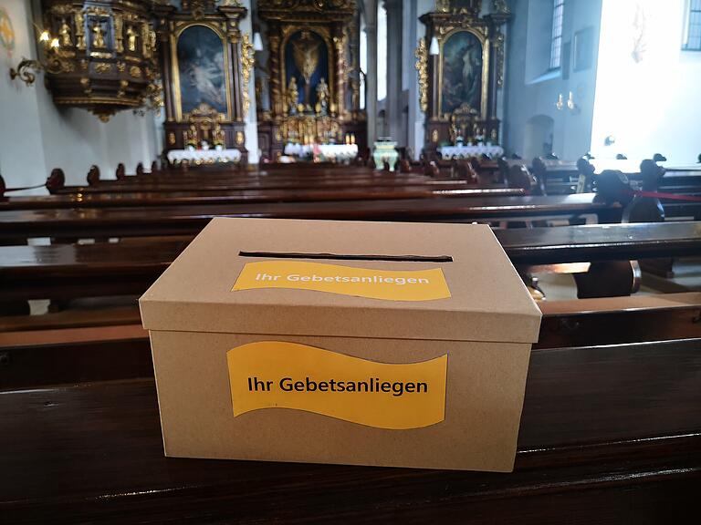 Gebetsanliegen können in der Klosterkirche am Kreuzberg direkt abgegeben werden. Es besteht aber auch die Möglichkeit, online mit den Patres Kontakt aufzunehmen. Gebetsanliegen können in der Klosterkirche am Kreuzberg direkt abgegeben werden. Es besteht aber auch die Möglichkeit, online mit den Patres Kontakt aufzunehmen.