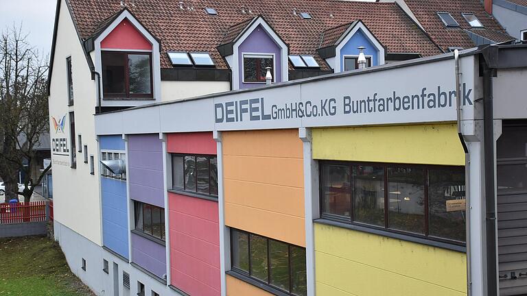 Auch auf der Fassade zeigt sich mittels bunter Farben, dass hier eine Firma ansässig ist, die Farbe ins Leben bringt.