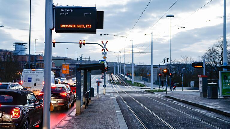 In Würzburg bleiben die Straßenbahnhaltestellen heute leer.