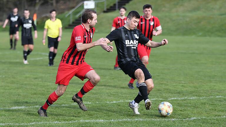 Bereit fürs Topspiel um die Tabellenführung in der Kreisliga: Knetzgaus Raphael Schenk (rechts, im Zweikampf mit dem Sylbacher Julian Seuffert).