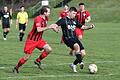 Bereit fürs Topspiel um die Tabellenführung in der Kreisliga: Knetzgaus Raphael Schenk (rechts, im Zweikampf mit dem Sylbacher Julian Seuffert).