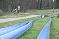 Die ersten Meter der neuen Wasserleitung nach Reyersbach sind verlegt. Durch die Arbeiten ist ein angrenzender Weg stark in Mitleidenschaft gezogen worden, den Bürger repariert sehen wollen.