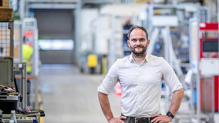 Johannes Bieber hat selbst zahlreiche Weiterbildungen wie den Techniker im Maschinenbau bei ZF durchlaufen und war viel im Ausland unterwegs. Der gelernte Werkzeugmacher ist seit 21 Jahren bei ZF. Seit fünf Jahren ist er Leiter für Qualität und Service bei ZF Maschinenbau und zuständig für die Ausbildung. Johannes Bieber hat selbst zahlreiche Weiterbildungen wie den Techniker im Maschinenbau bei ZF durchlaufen und war viel im Ausland unterwegs. Der gelernte Werkzeugmacher ist seit 21 Jahren bei ZF. Seit fünf Jahren ist er Leiter für Qualität und Service bei ZF Maschinenbau und zuständig für die Ausbildung.