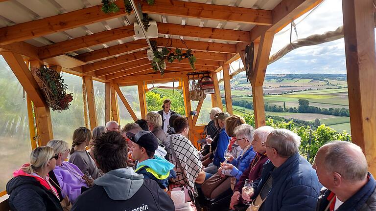 Auf dem gelben Wagen durch die Weinberge mit dem Weinglas.