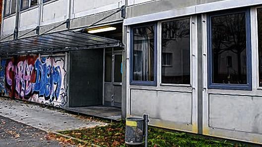 Schule im Container: Eingang zum umstrittenen Ofra-Bau.