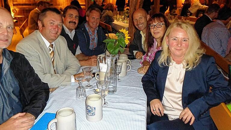 Mit &bdquo;Wasi&ldquo; an einem Tisch: Der WSV Oberweißenbrunn erhielt die Auszeichnung &bdquo;BSV Gesundheitsstützpunkt&ldquo;. Das Bild von der Feier im Markus Wasmeiers Wintersport- und Bauernhofmuseum in Schliersee zeigt von links, Roger Hahn, Bürgermeister Udo Baumann, Georg Hüfner, Markus Wasmeier, Ewald Simon, Christina Szczesniak und Christine Pfaff von EON Bayern.