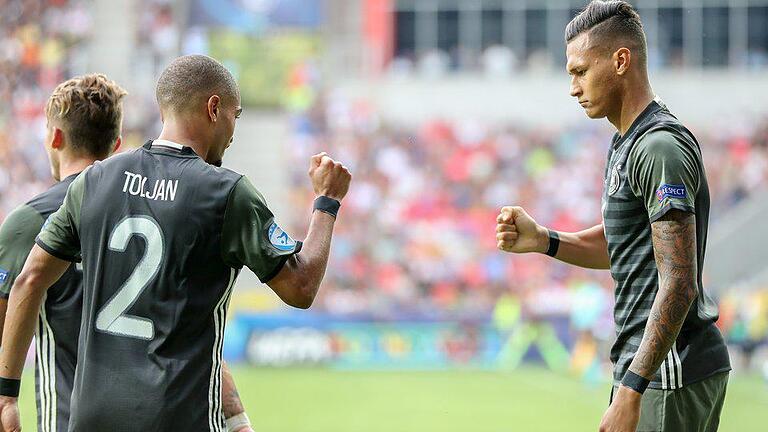 Torjubel       -  Jeremy Toljan (l) und Davie Selke feiern das 1:0 gegen England. Foto: Jan Woitas