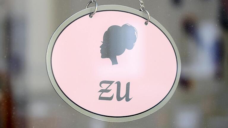 Nicht mehr lange: Ein Schild mit der Aufschrift 'zu' und der Silhouette eines Damenkopfes mit Hochsteckfrisur hängt in einem Friseur-Salon, der im Zuge der Corona-Maßnahmen geschlossen ist. Ab 1. März dürfen die Friseure ihre Geschäfte wieder öffnen.