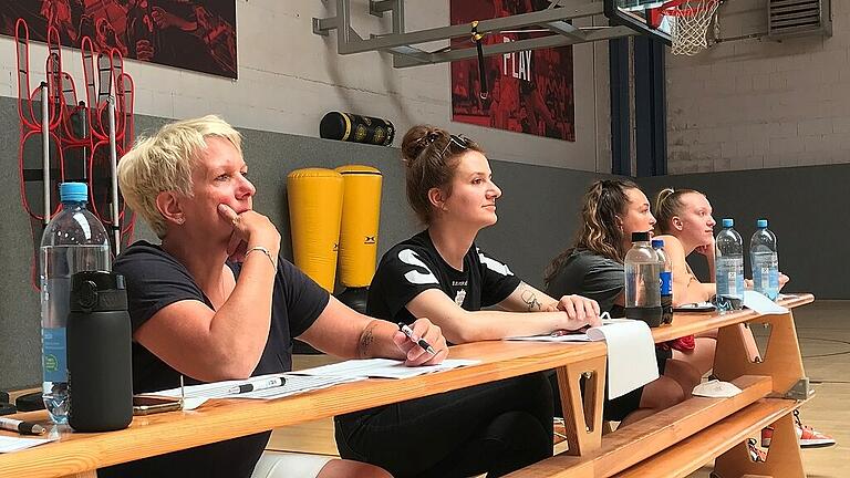 Die Teilnehmerinnen an den Tryouts der s. Oliver Würzburg Dancers stehen bei der Jury unter strenger Beobachtung. Fotos: Julia Volkamer