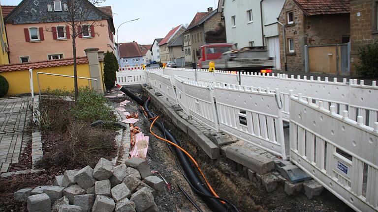 Die Absicherung der noch immer nicht abgeschlossenen Baustelle für das Nahwärmenetz in Unterspiesheim, wie hier entlang der Hauptstraße, musste wiederholt nachgebessert werden, weil Vorgaben nicht eingehalten wurden. Bauherr und Tiefbaufirma streiten sich, wer dafür verantwortlich ist. Die Absicherung der noch immer nicht abgeschlossenen Baustelle für das Nahwärmenetz in Unterspiesheim, wie hier entlang der Hauptstraße, musste wiederholt nachgebessert werden, weil Vorgaben nicht eingehalten wurden. Bauherr und Tiefbaufirma streiten sich, wer dafür verantwortlich ist.