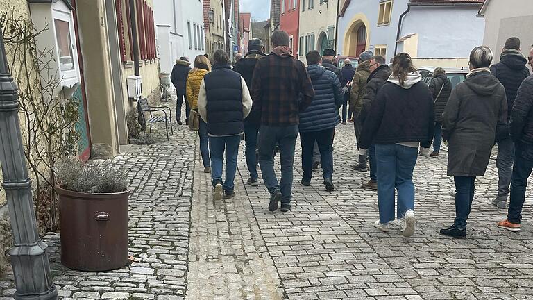 Vorführeffekt: Ohne Hindernisse ging es beim erklärenden Spaziergang durch die Iphöfer Altstadt über den Streifen für Rollatoren, Rollstühle und Kinderwagen. Oft parken genau dort Autos. Vorführeffekt: Ohne Hindernisse ging es beim erklärenden Spaziergang durch die Iphöfer Altstadt über den Streifen für Rollatoren, Rollstühle und Kinderwagen. Oft parken genau dort Autos.