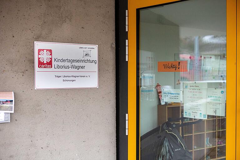 Mit dem Logo der Caritas an der Tür: eine der Kitas unter katholischer Trägerschaft in Schonungen im Landkreis Schweinfurt. Mit dem Logo der Caritas an der Tür: eine der Kitas unter katholischer Trägerschaft in Schonungen im Landkreis Schweinfurt.