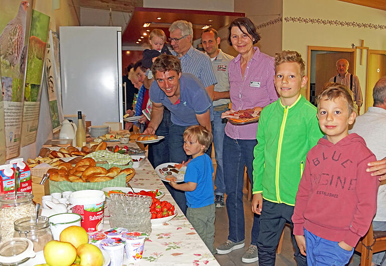Mit einem reich gedeckten Frühstückstisch startete bei Barbara Kuhn (Dritte von rechts) die neue Aktion 'Frühstück am Bauernhof' der Landfrauen im Bayerischen Bauernverband. Mit einem reich gedeckten Frühstückstisch startete bei Barbara Kuhn (Dritte von rechts) die neue Aktion 'Frühstück am Bauernhof' der Landfrauen im Bayerischen Bauernverband.