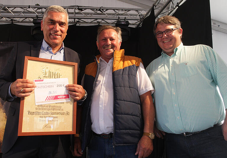 Ehrenurkunde zum 100. Geburtstag: Darüber freuen sich (von links) der Vorsitzende des Luftsportclubs Kitzingen Herbert Sattler (links) mit dem BLSV-Kreisvorsitzenden Josef Scheller und Markus Blum von der Firma Blumquadrat, die Eigentümer des Technologieparks conneKT ist. Ehrenurkunde zum 100. Geburtstag: Darüber freuen sich (von links) der Vorsitzende des Luftsportclubs Kitzingen Herbert Sattler (links) mit dem BLSV-Kreisvorsitzenden Josef Scheller und Markus Blum von der Firma Blumquadrat, die Eigentümer des Technologieparks conneKT ist.