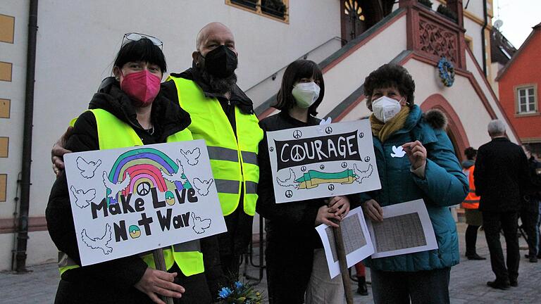 Die Solidarität im Landkreis Kitzingen für die Ukraine ist groß. Das zeigten diese vier Mutmacher bei der Volkacher Friedenskundgebung am 10. März. Die Solidarität im Landkreis Kitzingen für die Ukraine ist groß. Das zeigten diese vier Mutmacher bei der Volkacher Friedenskundgebung am 10. März.