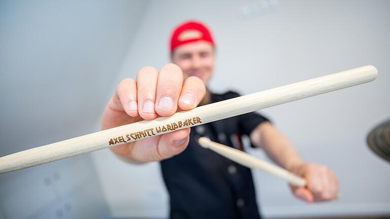Der Weltbäcker muss ans Schlagzeug: Eigens für den Gig in Wacken hat sich Axel Schmitt Sticks mit seinem Namen und dem Schriftzug 'Worldbaker' anfertigen lassen.