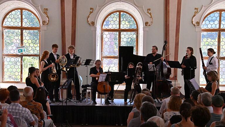 Große Besetzung im voll besetzen Josefsaal bei der 'Sacrae Symphoniae' von Antonin Dvorák.