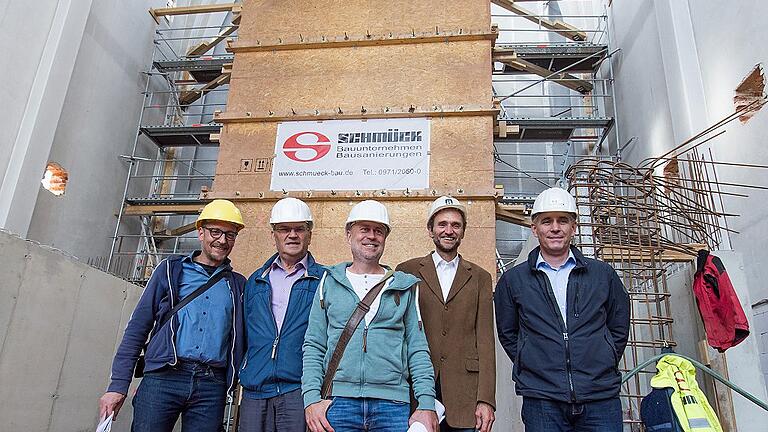 Stolz auf das bisher Erreichte: Bauleiter Thomas Hack, Kirchenpfleger Ottmar Prell, Architekt Christian Brückner, Diakon Joachim Werb und Baufirma-Geschäftsführer Kurt Schmück.