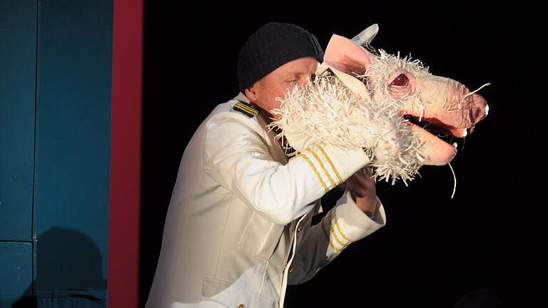 Impressionen von den Puppenspieltagen, hier das Theater Cipolla aus Bremen mit der Schachnovelle.