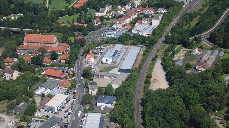 Eine Brücke könnte das Bahnhofsgelände für Fußgänger mit der Südstadt samt Schlachthof und Saaleufer verbinden.