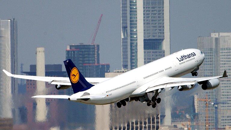 Ein Lufthansa-Airbus vom Typ A 340, im Bild ein Jet dieses Typs beim Start am Flughafen Frankfurt, musste am Sonntagabend tonnenweise Kerosin ablassen.