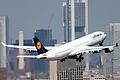 Ein Lufthansa-Airbus vom Typ A 340, im Bild ein Jet dieses Typs beim Start am Flughafen Frankfurt, musste am Sonntagabend tonnenweise Kerosin ablassen.