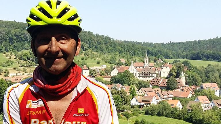 Über 500 Kilometer legte Stefan Endrich kürzlich mit dem Rad zurück, um Angestellten in Krankenhäusern für ihr Wirken zu danken. Das Foto zeigt den Karbacher bei einem Zwischenstopp in Tübingen.