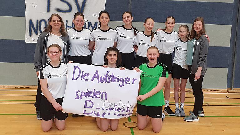 Die Jugend 15 des TSV Nordheim hat sich als Zweiter der Landesliga Nord und Platz zwei bei der bayerischen Meisterschaft für die deutsche Endrunde qualifiziert. Hintere Reihe (von links): Trainerin Gudrun Henninger, Julia Fiehl, Sophie Glaser, Hanna Kächelein, Lotte Schmitt, Sophie Plettner, Franziska Brühl, Trainerin Laura Paulus. Vorne: Marie Strobel, Annika Glaser und Anna Strobel.