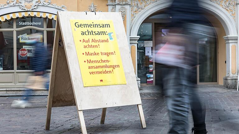 Angesichts der weiterhin relativ hohen Inzidenzen, mahnt das Gesundheitsamt Würzburg dazu, sich impfen zu lassen und die Corona-Regeln zu berücksichtigen.